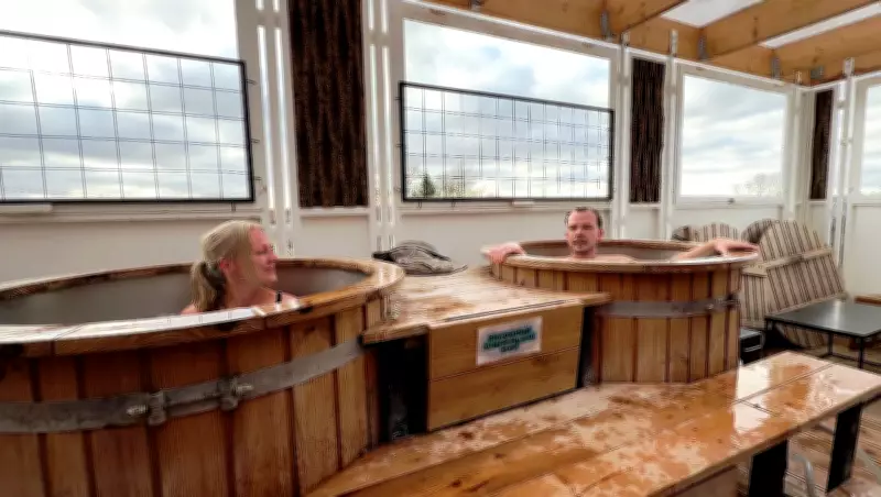 Candidatos dinamarqueses fazem campanha eleitoral em sauna com banho de gelo em Copenhague