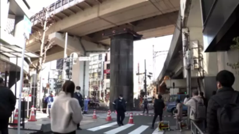 Cano gigante emerge e fecha via principal em Osaka, Japão