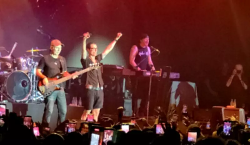 Capital Inicial emociona Manaus com show nostálgico e coro coletivo de sucessos