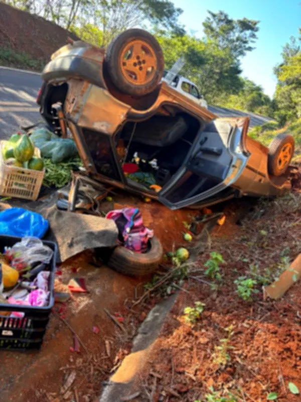 Capotamento na Estrada da Produção em Montes Claros deixa três feridos