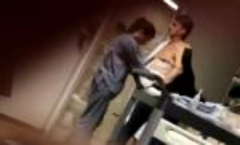 Carlos Bolsonaro publica foto do pai internado e alerta: quadro de saúde ainda é delicado