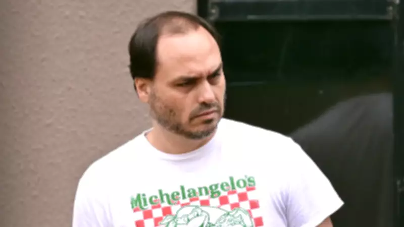 Carlos Bolsonaro visita pai na UTI e revela estado crítico: 'Poderia ter sido fatal'