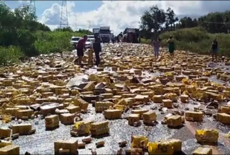 Carreta carregada de cerveja tomba na BR-262 em Água Clara e carga é levada por populares
