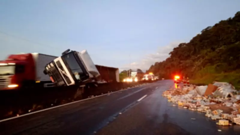 Carreta com carga de cerveja e suco de uva tomba na Via Dutra, em Volta Redonda