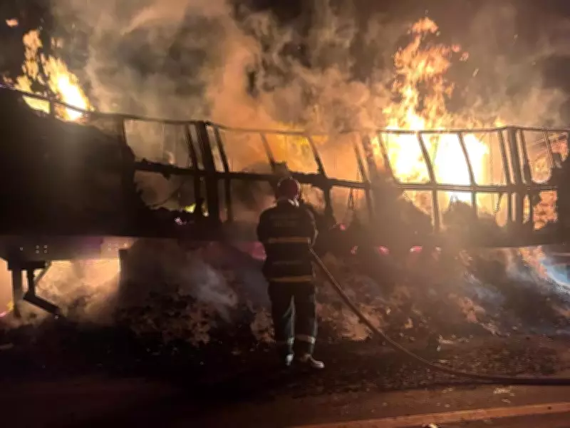 Carreta com farinha de trigo pega fogo na BR-070 em Campo Verde após superaquecimento