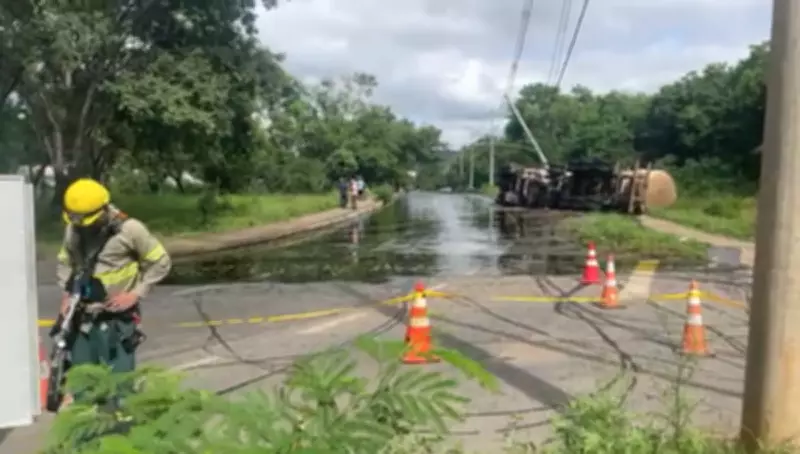 Carreta com óleo vegetal tomba e interdita avenida em Montes Claros