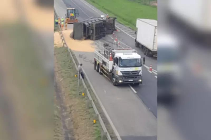 Carreta com Soja Tombada Interdita Trecho da Raposo Tavares em Alambari