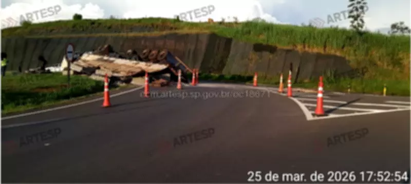 Carreta com Telhas Tomba na SP-333 em Júlio Mesquita, Motorista Fica Ferido