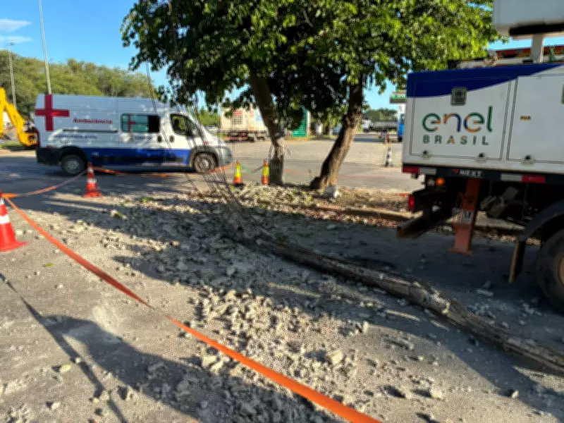 Carreta derruba poste de iluminação em Campos dos Goytacazes e via é interditada