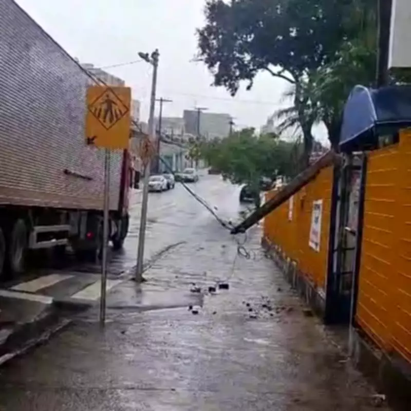 Carreta derruba poste e fiação sobre centro de saúde em Campinas, SP