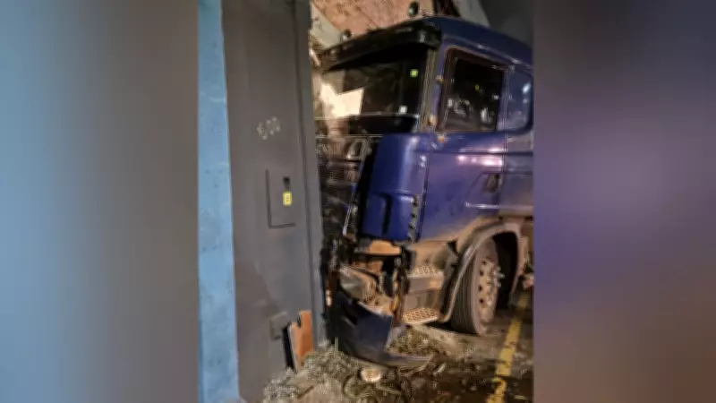 Carreta desgovernada invade restaurante em João Pinheiro após sair sozinha da estrada