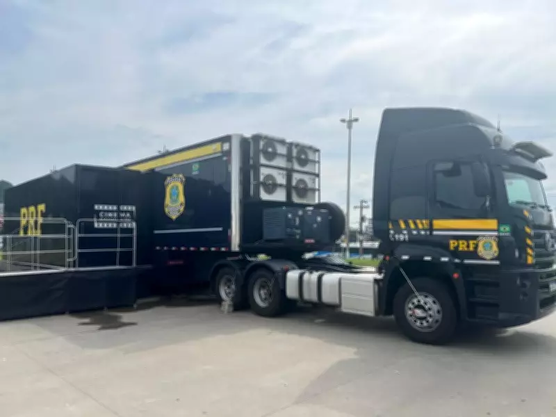 Carreta do Cinema Rodoviário da PRF promove educação no trânsito em Petrópolis