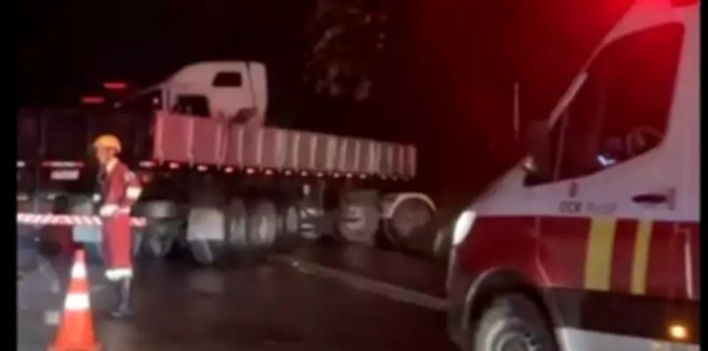 Carreta faz manobra em 'L' e causa congestionamento de 10 km na Via Dutra em Barra Mansa