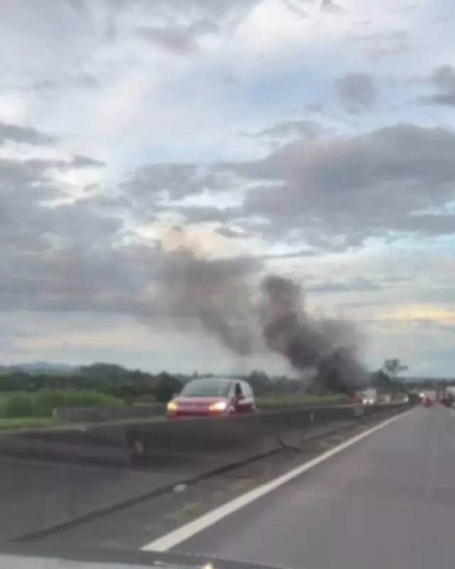 Carreta pega fogo e causa susto na Via Dutra em Itatiaia, RJ; ninguém se feriu