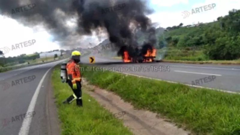 Carreta pega fogo em rodovia de Itapetininga e atinge gramado; ninguém se feriu