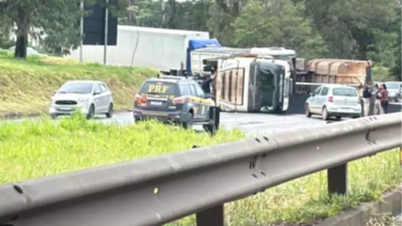 Carreta tomba após colisão e interdita totalmente a Rodovia Fernão Dias em Atibaia