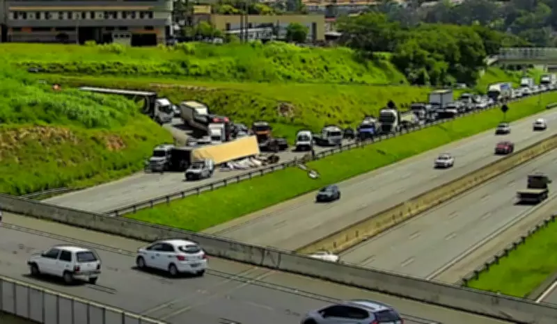 Carreta tomba com paletes e interdita marginal da Dom Pedro I em Campinas