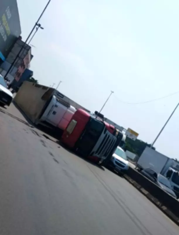 Carreta tomba e interdita pista lateral da Avenida Brasil em Brás de Pina, Rio