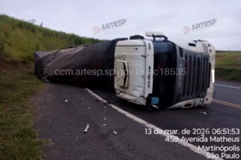 Carreta tomba em alça de acesso da Rodovia Assis Chateaubriand em Martinópolis após motorista dormir