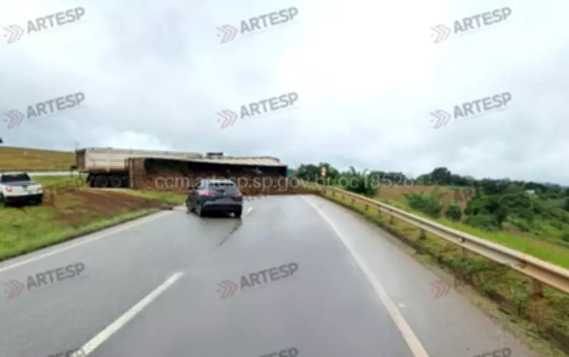 Carreta tomba na Raposo Tavares em Angatuba e interdita trecho da rodovia