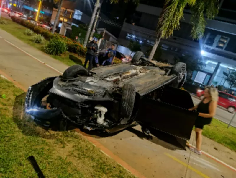 Carro capota após colisão com poste e deixa três feridos na Avenida Norte-Sul, em Campinas