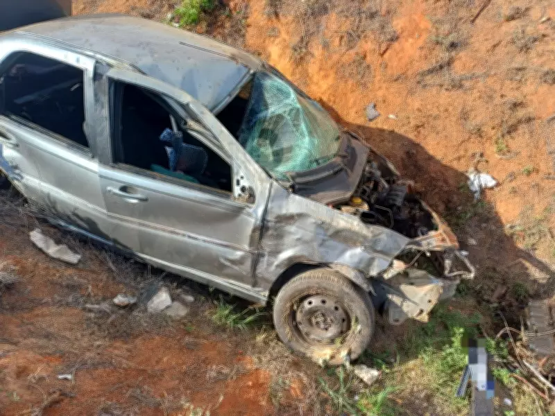 Carro capota na BR-104 em Caruaru: casal fica ferido, incluindo mulher grávida