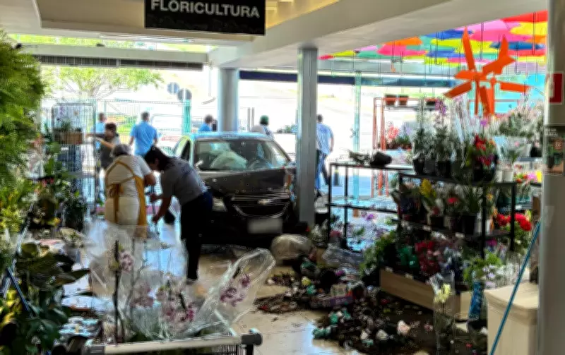 Carro desgovernado invade supermercado no centro de Jaú, SP, nesta sexta-feira