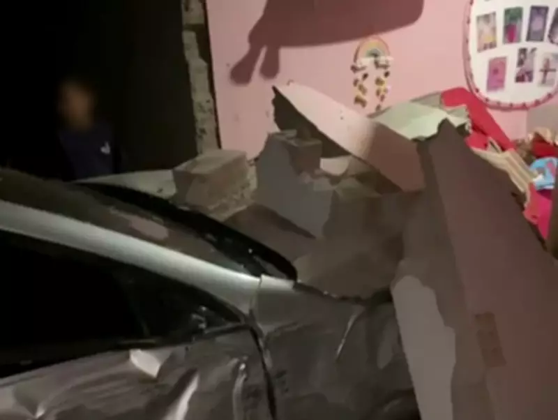 Carro em alta velocidade destrói muro e invade quarto de criança em Cristinápolis