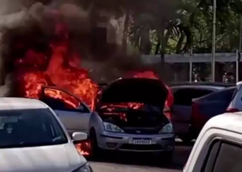 Carro em chamas em movimento atinge veículos estacionados em Estância