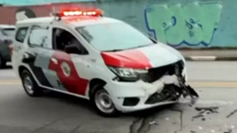 Carro invade contramão e colide com viatura da PM em Ferraz de Vasconcelos