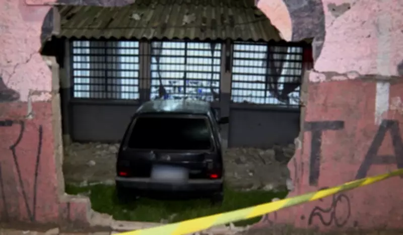 Carro invade escola em Hortolândia, destrói sala de aula e ocupantes fogem do local