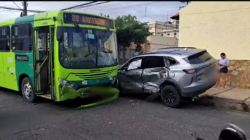 Carro invade preferencial e colide com ônibus do transporte público em Teresina