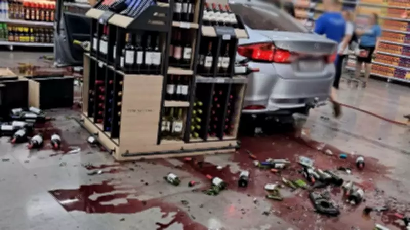 Carro invade supermercado e derruba prateleira de vinhos em Campo Bom
