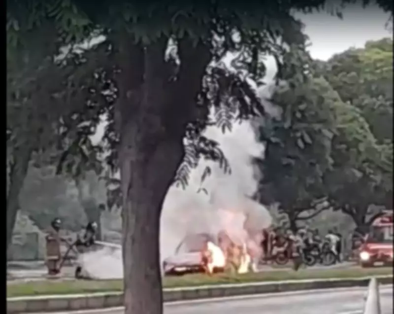 Carro pega fogo e interdita avenida no Centro de Três Rios, no RJ