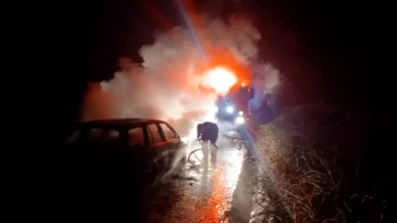 Carro pega fogo na rodovia MGC-451 em Olhos D'Água; ocupantes escapam ilesos