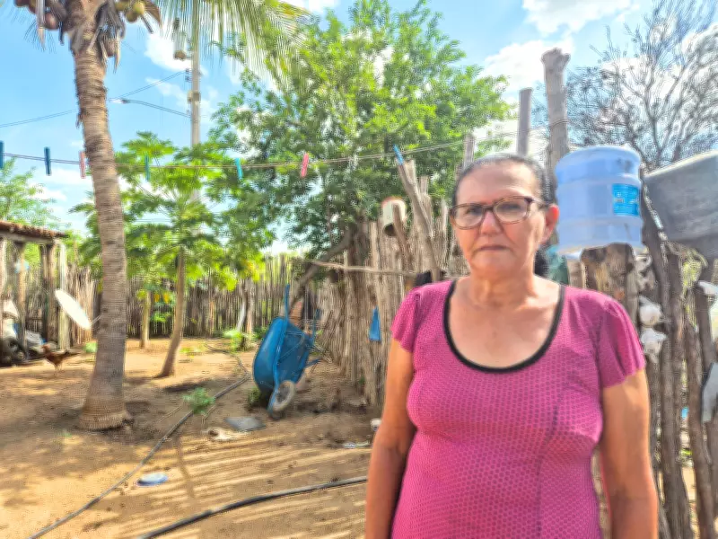 Casal cearense encontra possível petróleo ao perfurar poço artesiano em busca de água