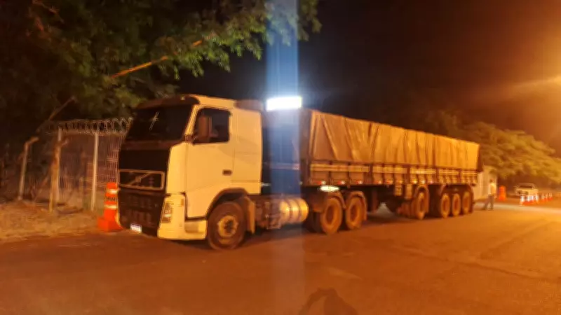 Casal é preso por desviar carga de soja e tentar subornar polícia em Tupaciguara