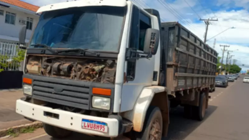 Casal protagoniza despedida romântica na delegacia após furto de caminhão em Santarém