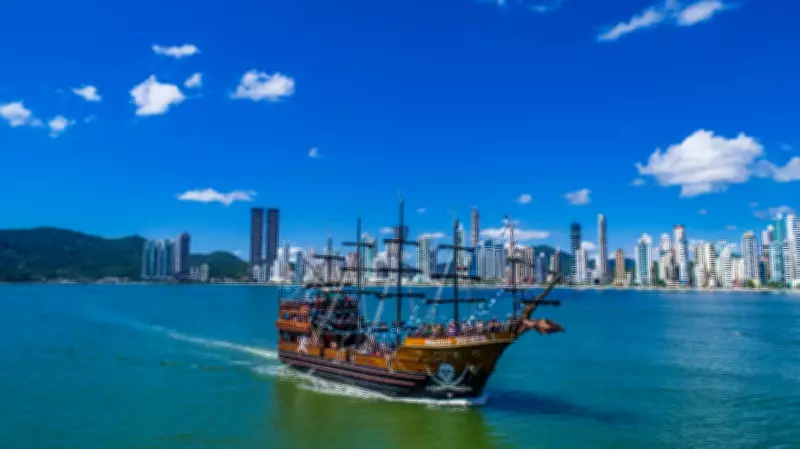 Casal se beijava em moto aquática quando foi atropelado por barco pirata em Balneário Camboriú