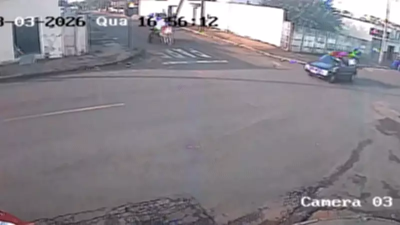 Cavalo desgovernado causa acidente entre carro e carroça em Ituiutaba, MG