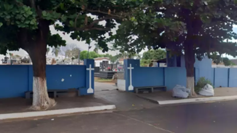 Cemitério de Prata vira ponto de tráfico de drogas com drogas escondidas em jazigos