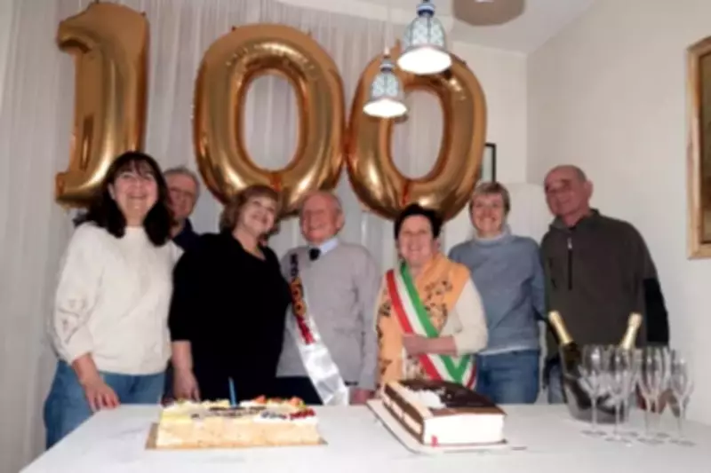 Centenário italiano renova carteira de motorista em festa de aniversário