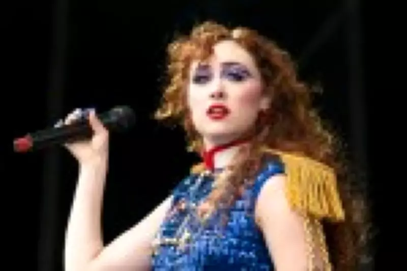 Chappell Roan esclarece polêmica e pede desculpas após incidente com família de jogador do Flamengo