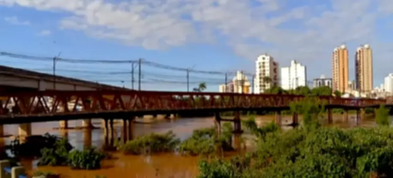 Cheia do Paraíba do Sul interdita Ponte de Ferro e altera rotina em Campos dos Goytacazes