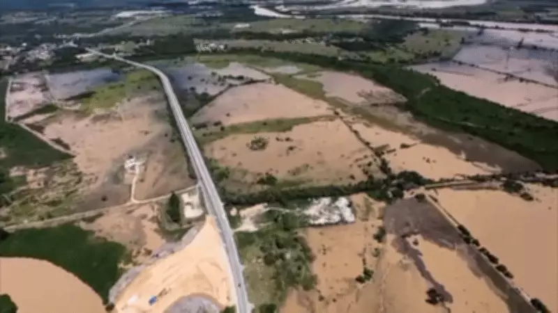 Cheia do Rio Cricaré obriga famílias a deixarem casas em São Mateus, no ES