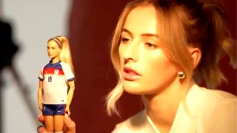 Chloe Kelly, estrela inglesa do futebol feminino, é homenageada com boneca Barbie no Dia da Mulher