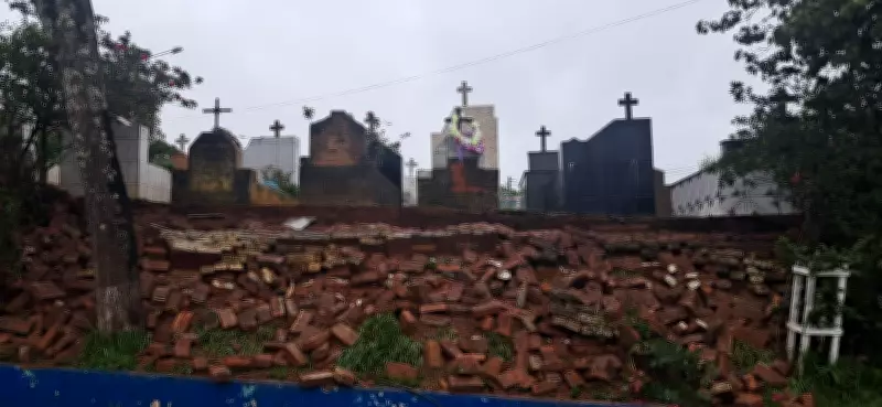 Chuva derruba muro de cemitério em Lagoinha, SP; Defesa Civil isola área