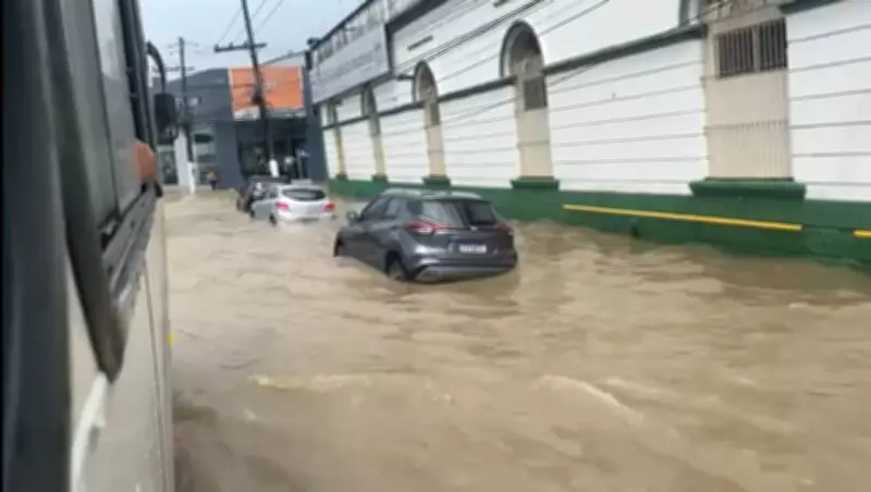 Chuva e maré alta transbordam canal da Doca e causam transtornos em Belém