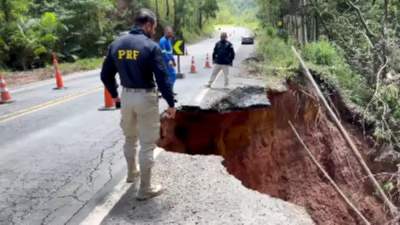Chuva intensa abre cratera na BR-262 no Espírito Santo e PRF alerta para perigo