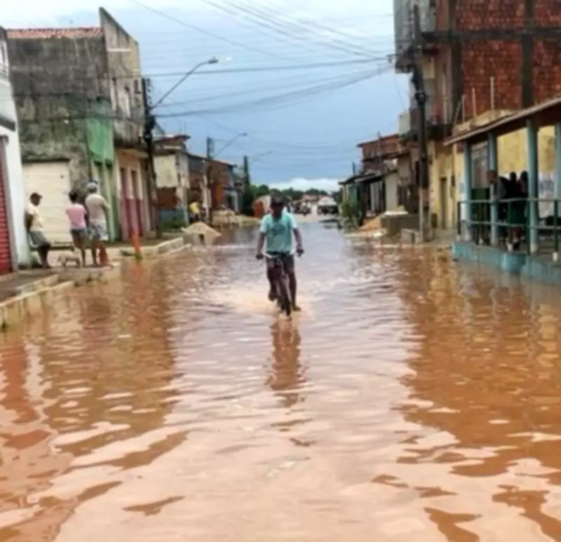 Chuva intensa eleva nível do Rio Tocantins e causa alagamentos em Imperatriz, MA